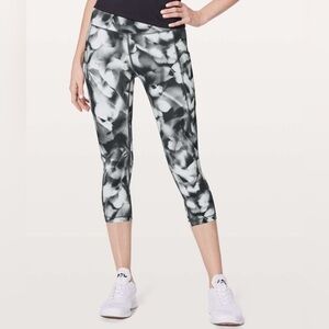 Lululemon Speed Up Cropped Leggings.Black and White Pattern. Side pockets. Sz 10